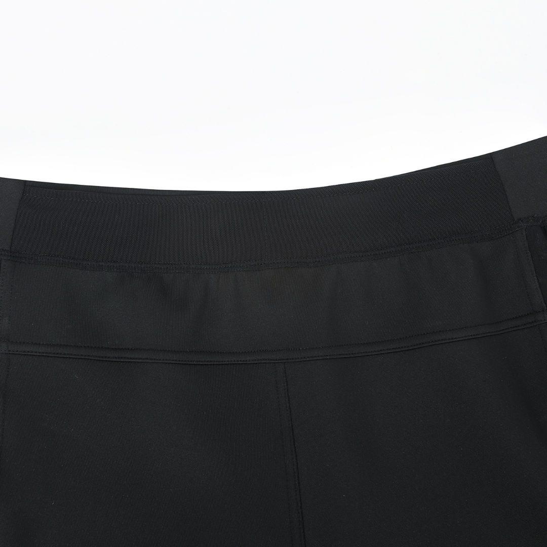 Your comfy & stretchy To-Go Shorts "Claude" with two deep side pockets with zipper. With the two different kind of stretch fabric you will feel the comfiness while running or doing your squats in the gym.