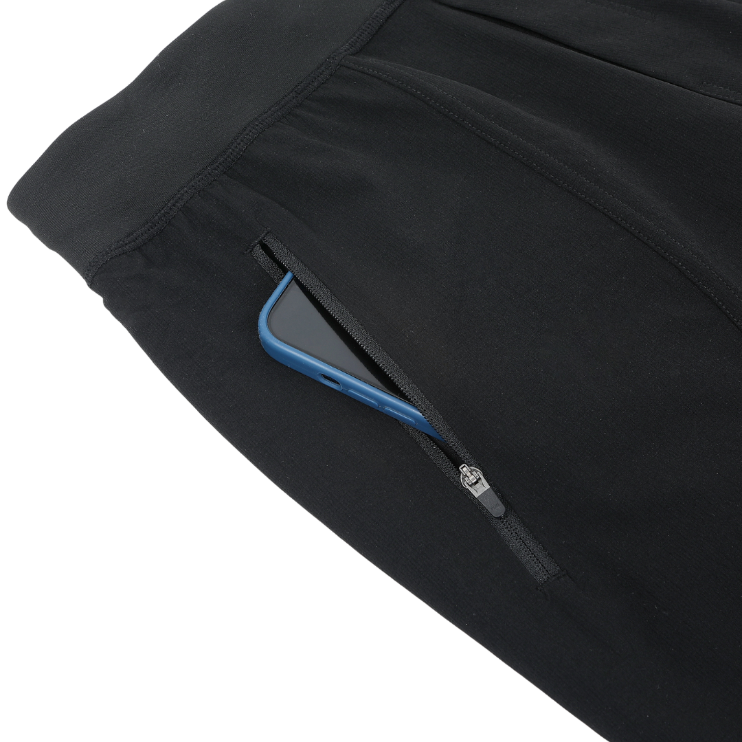 Your comfy & stretchy To-Go Shorts "Claude" with two deep side pockets with zipper. With the two different kind of stretch fabric you will feel the comfiness while running or doing your squats in the gym.