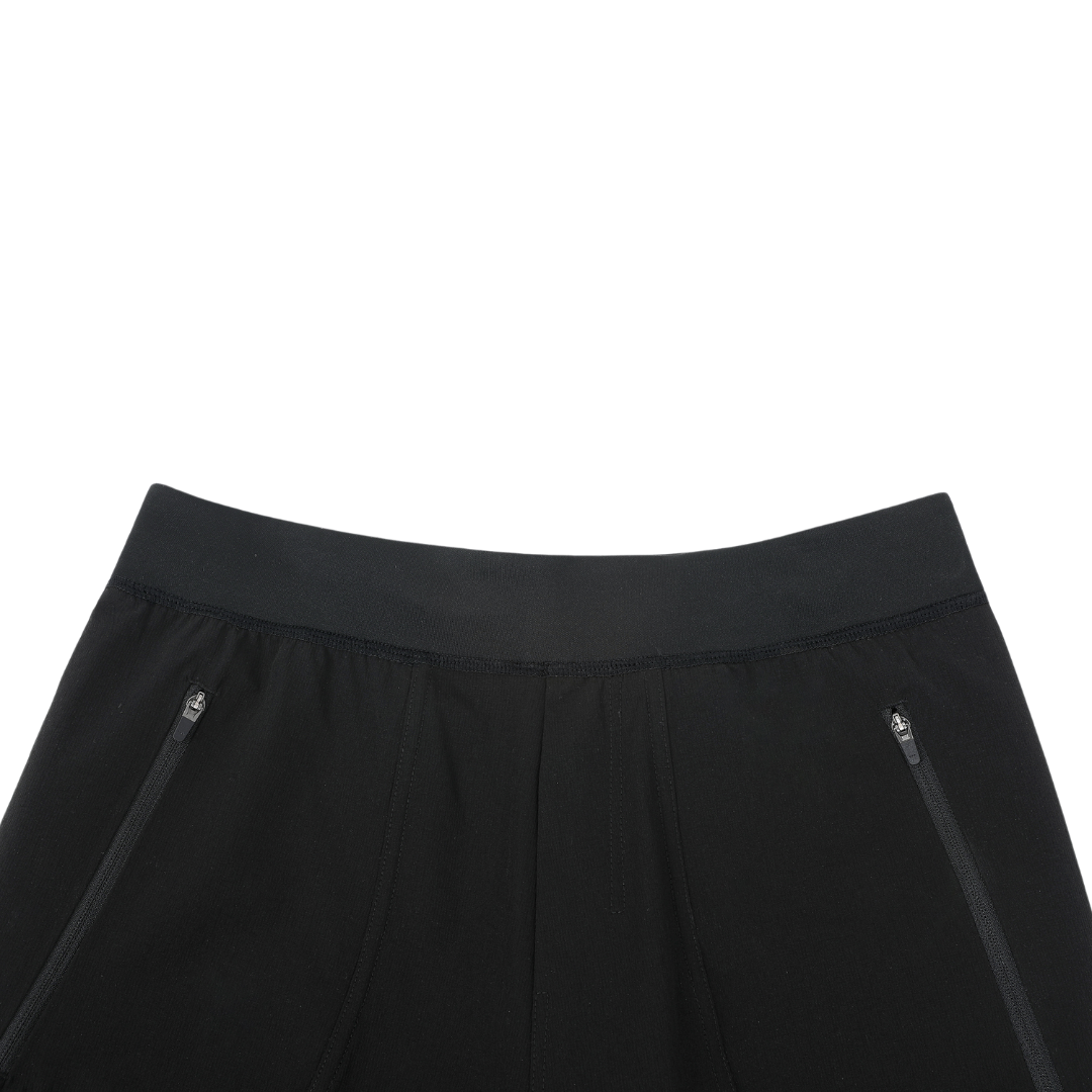 Your comfy & stretchy To-Go Shorts "Claude" with two deep side pockets with zipper. With the two different kind of stretch fabric you will feel the comfiness while running or doing your squats in the gym.