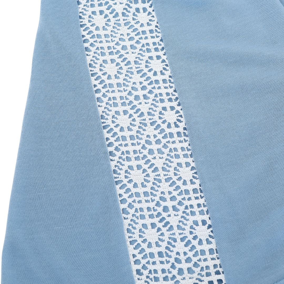 Upgrade your wardrobe with the comfy, classic Tamara long sleeve shirt. Its slim fit and crew neck offer an effortless, trendy look for cooler days. Embrace the chill and make this shirt your go-to favorite. It comes with a thick laundry meshbag to safeguard your belongings and keep your activewear fresh.