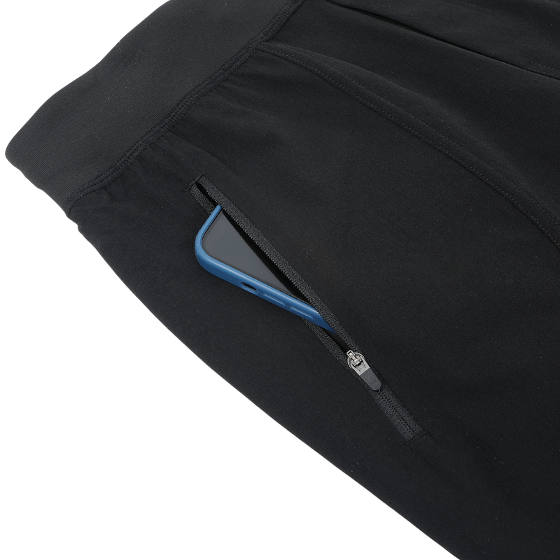 Your comfy & stretchy To-Go Shorts "Claude" with two deep side pockets with zipper. With the two different kind of stretch fabric you will feel the comfiness while running or doing your squats in the gym.
